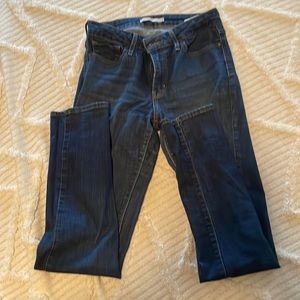 Classic Levi’s 712 slim fit jeans